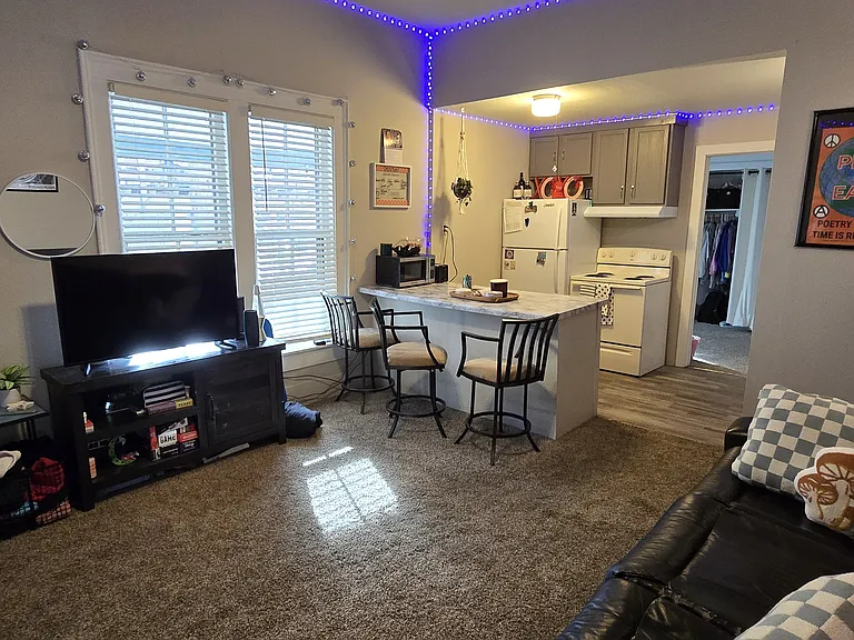 906 Oxford Ave #1 — Photo 2
