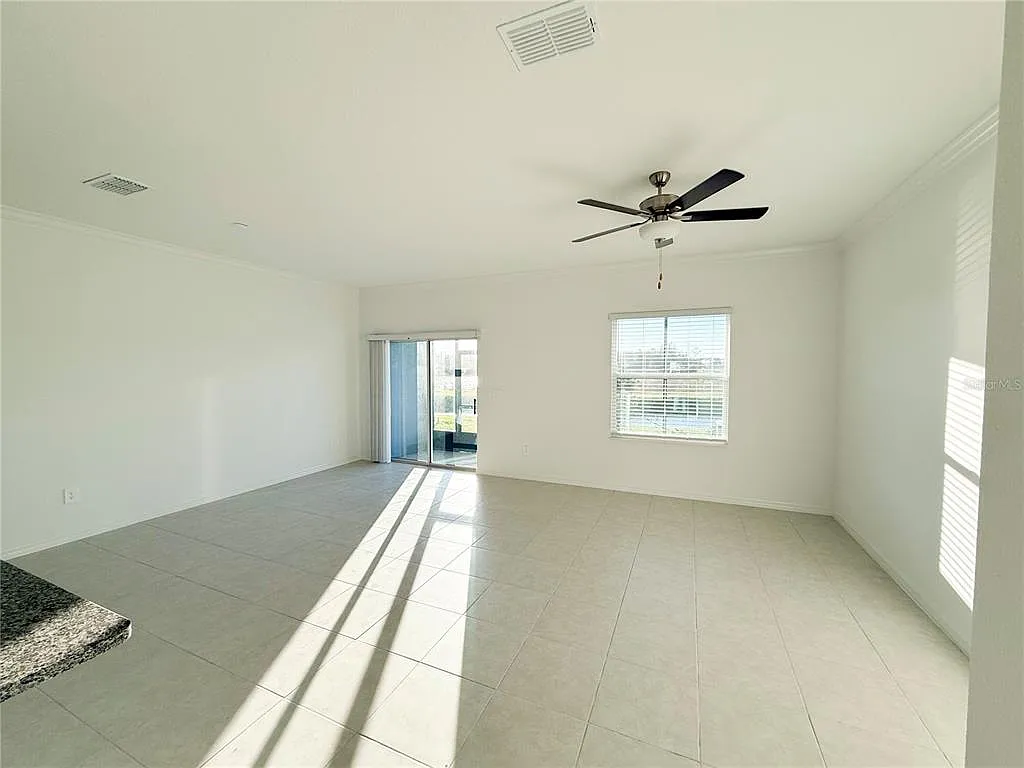 3 bed, 2.5 bath, 1601 sqft, $2,100 — Photo 4
