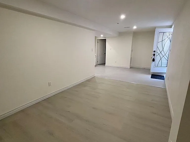 33 Jeffrey Nihda Cres #BASEMENT — Photo 5