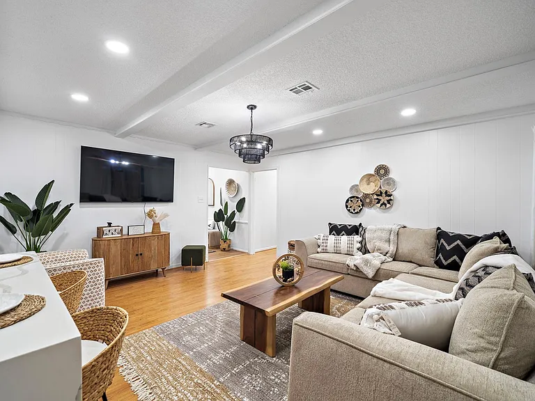610 Acapulco Village Dr — Photo 4