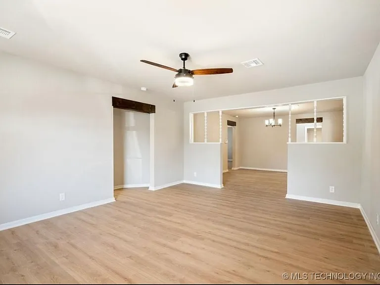 1225 W 5th St — Photo 2
