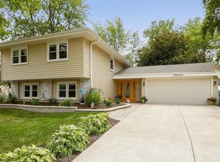 23W305 Saint James Ct, Glen Ellyn, IL 60137