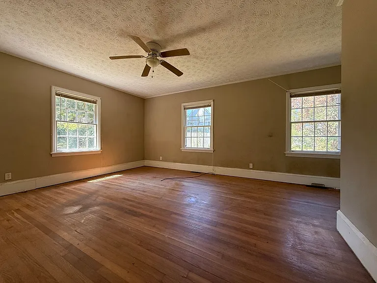 220 Woodside Dr — Photo 10