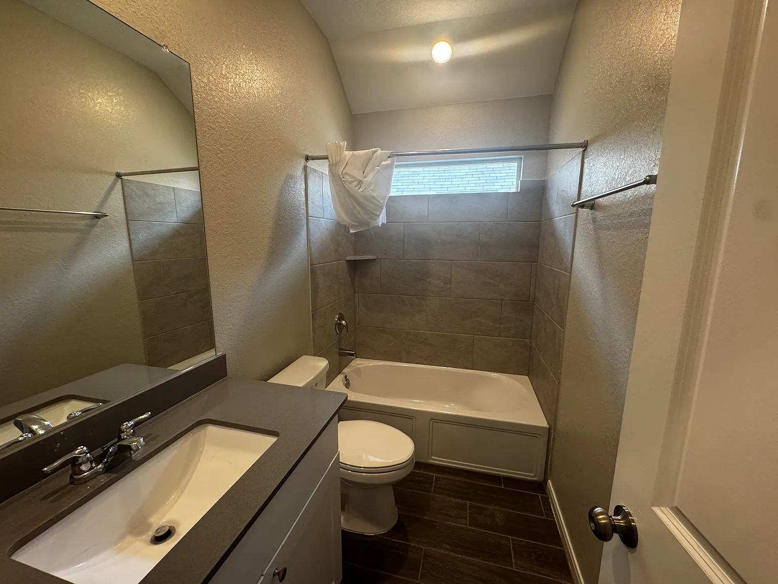 4 bed, 2368 sqft, $2,350 — Photo 4