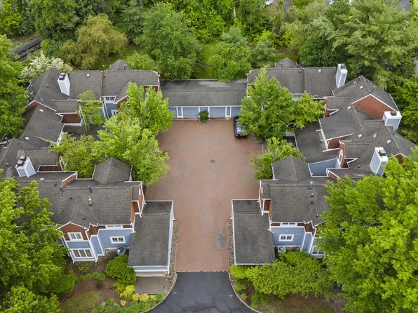 8 Railroad Pl, Pennington, NJ 08534