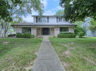 5354 Deerfield Village Dr, West Bloomfield, MI