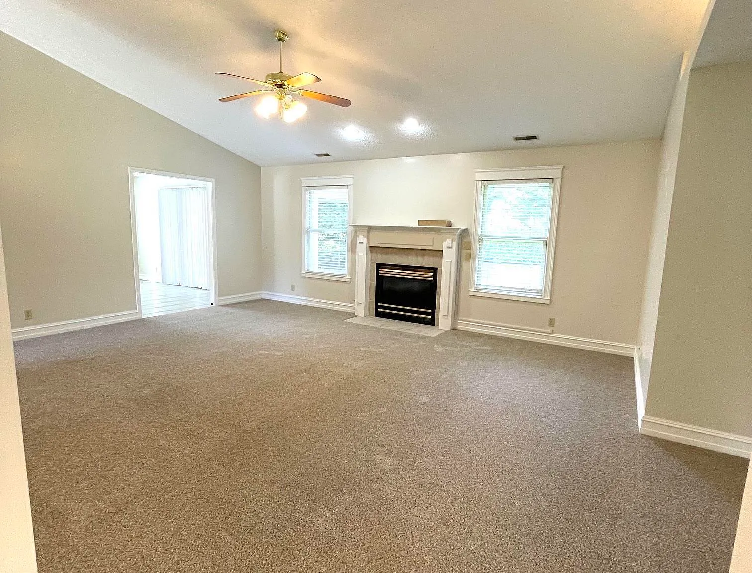 3 bed, 2.0 bath, 1738 sqft, $2,100 — Photo 3