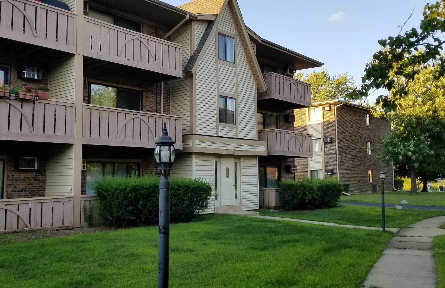 2 bed, 1.5 bath, 950 sqft, $2,100 — Photo 1