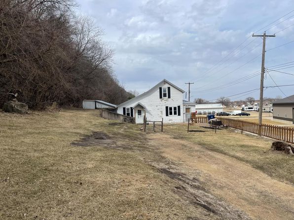 814 S Bluff St, Guttenberg, IA 52052