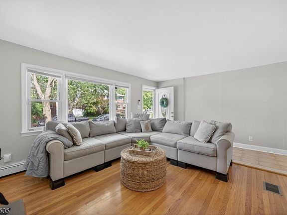 4th image of 245 N 11Th St