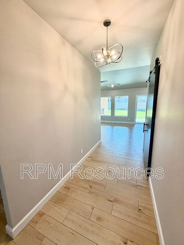 4 bed, 3.0 bath, 2231 sqft, $2,295 — Photo 3