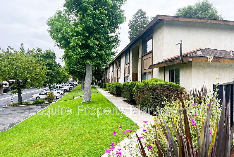 1st image of 1940A Los Feliz Dr