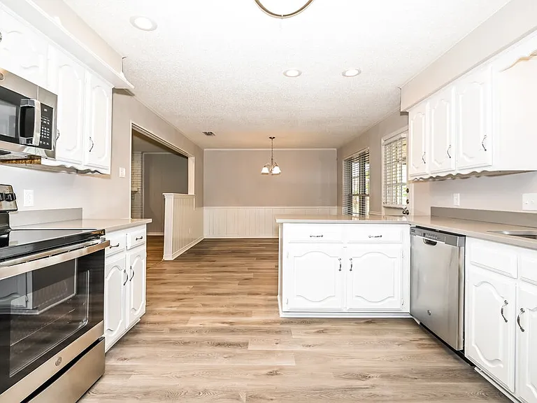708 Village Green Dr — Photo 8