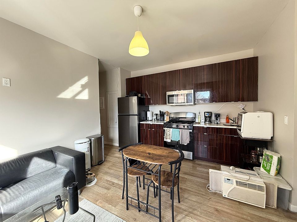 1st image of 160 Vroom St APT 28