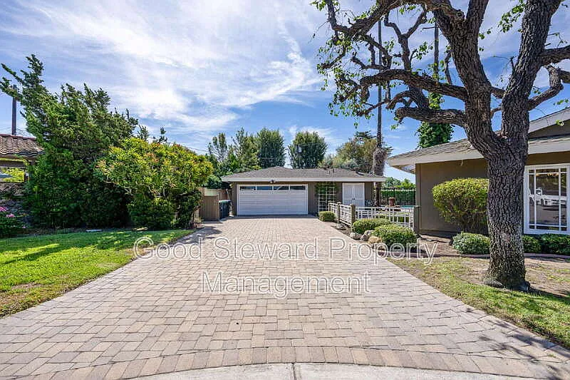 3 bed, 2.5 bath, 2390 sqft, $6,995 — Photo 3