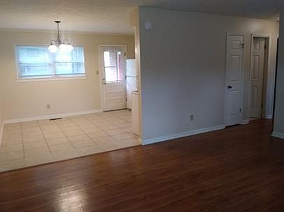 3rd image of 1592-2 Coombs Dr
