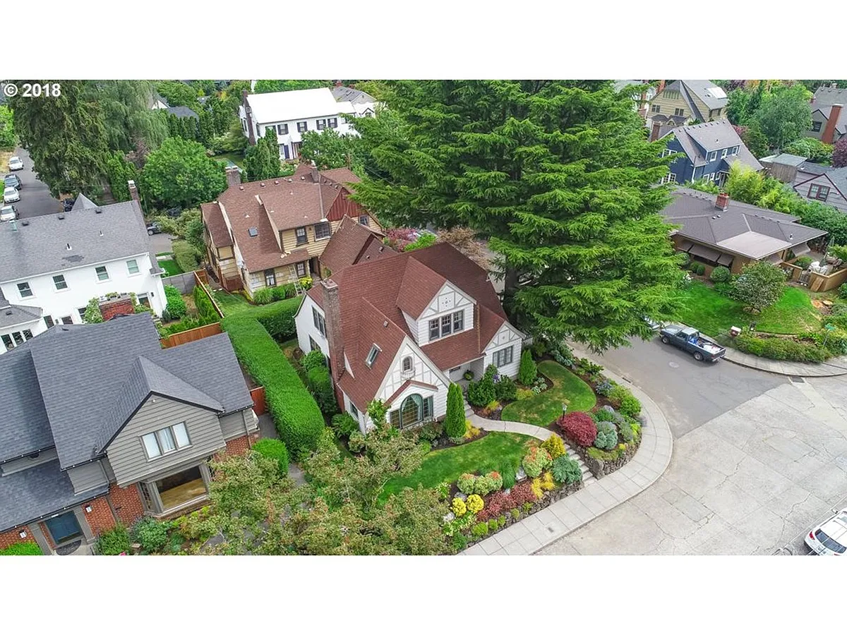 Building Photo - 3565 NE Klickitat St