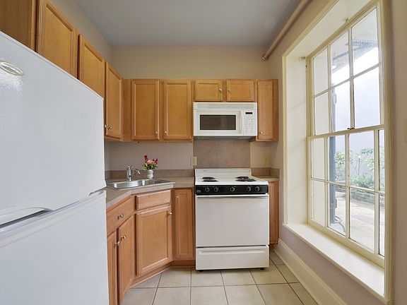 3rd image of 722 Saint Louis St APT 3