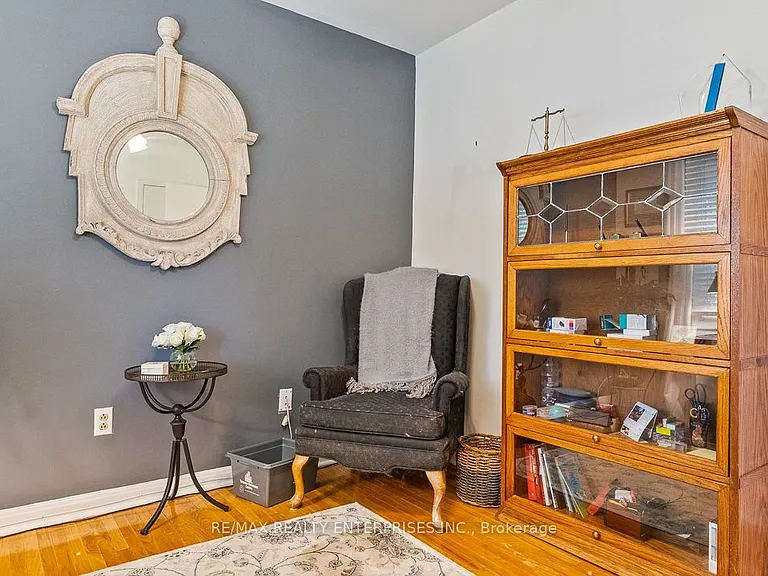 1373 Queen Victoria Ave — Photo 31