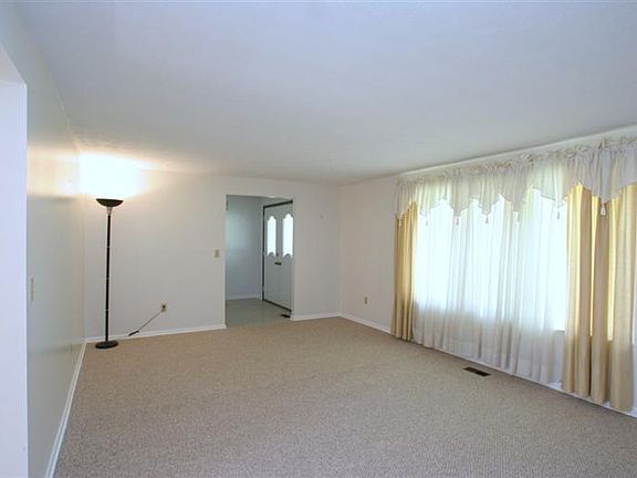 5th image of 180 Edgefield Dr
