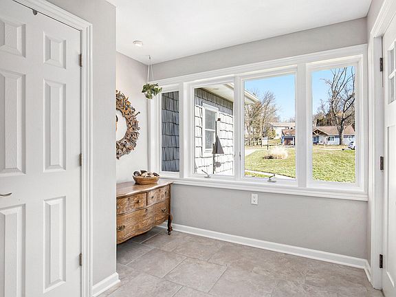 4th image of 3049 Thorncrest Dr SE
