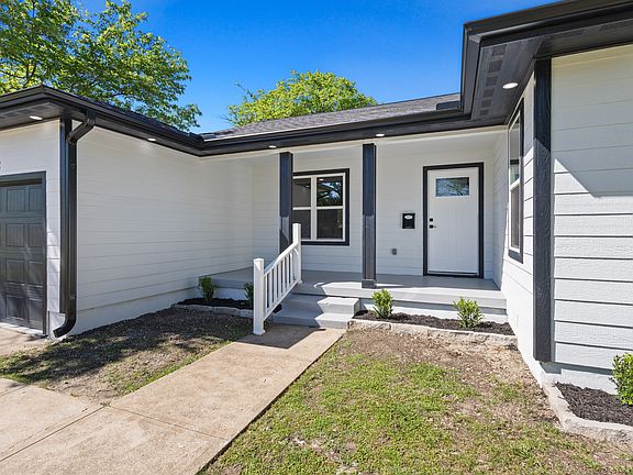 3rd image of 3435 Poinsettia Dr