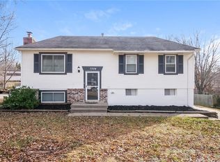 1504 NW Amesbury Dr, Blue Springs, MO 64015