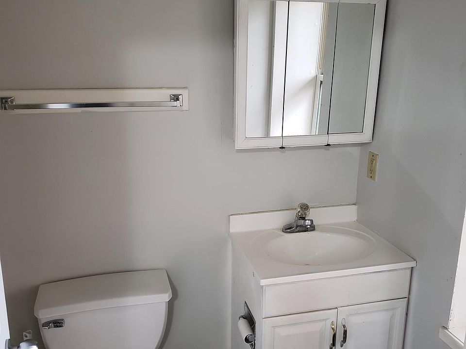 2nd image of 909 W 3rd St APT 1