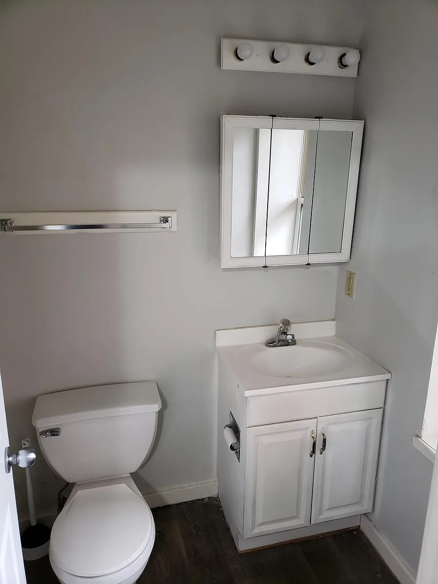 Building Photo - 909 W 3rd St #1