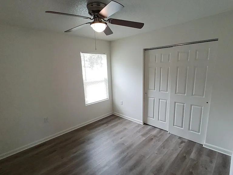 618 Hannah St — Photo 16