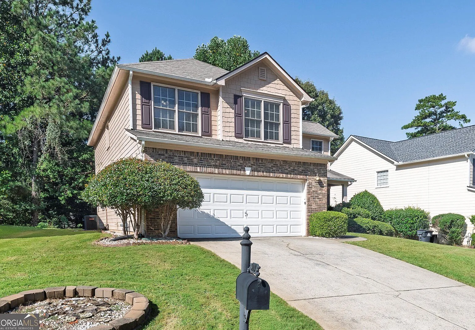 4 bed, 2.5 bath, 2368 sqft, $2,100 — Photo 2