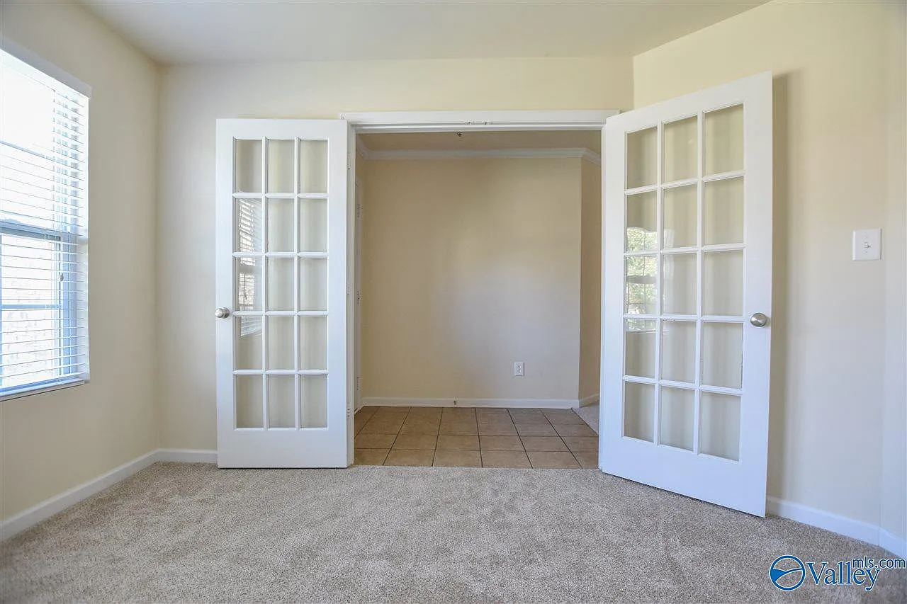 3 bed, 2.0 bath, 2463 sqft, $1,900 — Photo 2