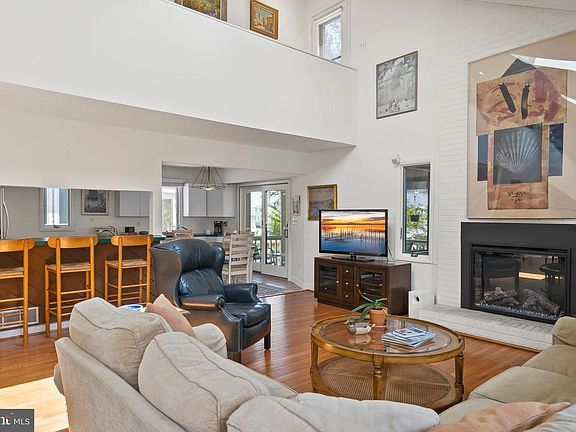 5th image of 304 W 8th St