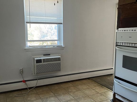 eat-in kitchen