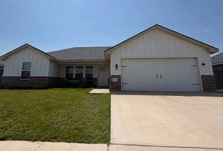 1838 Sweetwater Ln — Photo 1