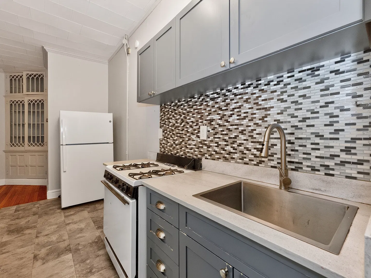 102 S Lake Ave — Photo 4
