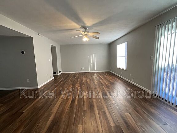 4th image of 415 Williamsburg Dr