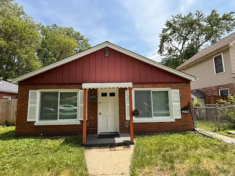 14823 Oak St — Photo 1