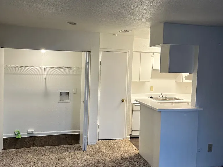 Emerald Cove Apartments — Photo 58