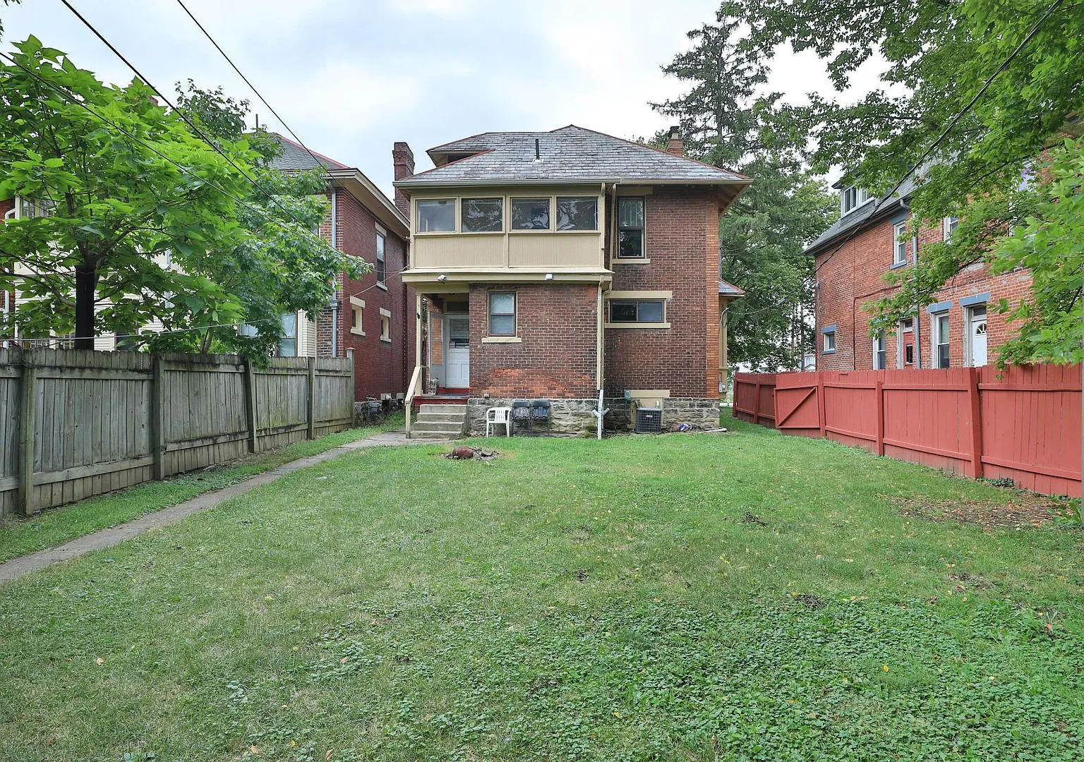 Great Central Location 5 Bedroom House - Virtual Showings Available — Photo 4