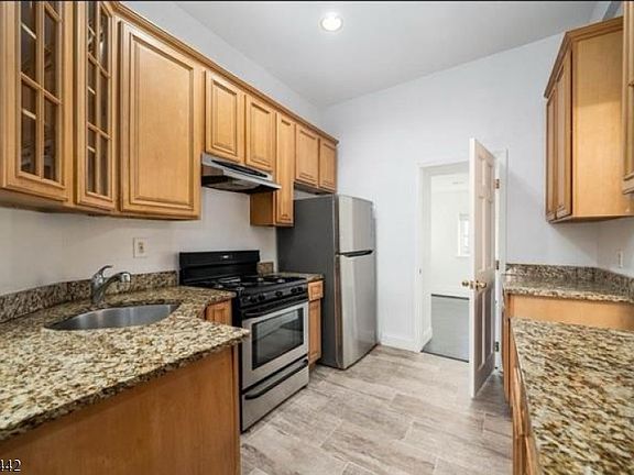 3rd image of 75 Palisade Ave