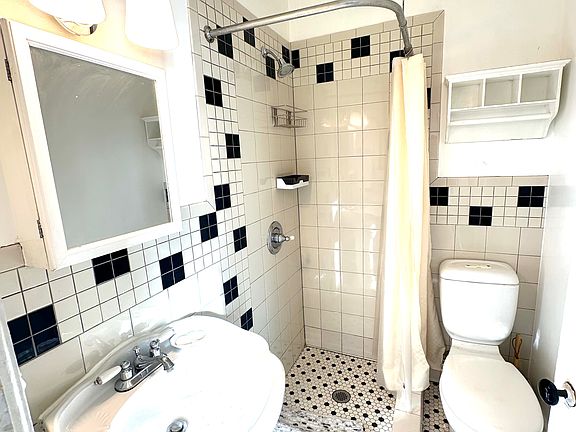 5th image of 62 N Lincoln St APT 1