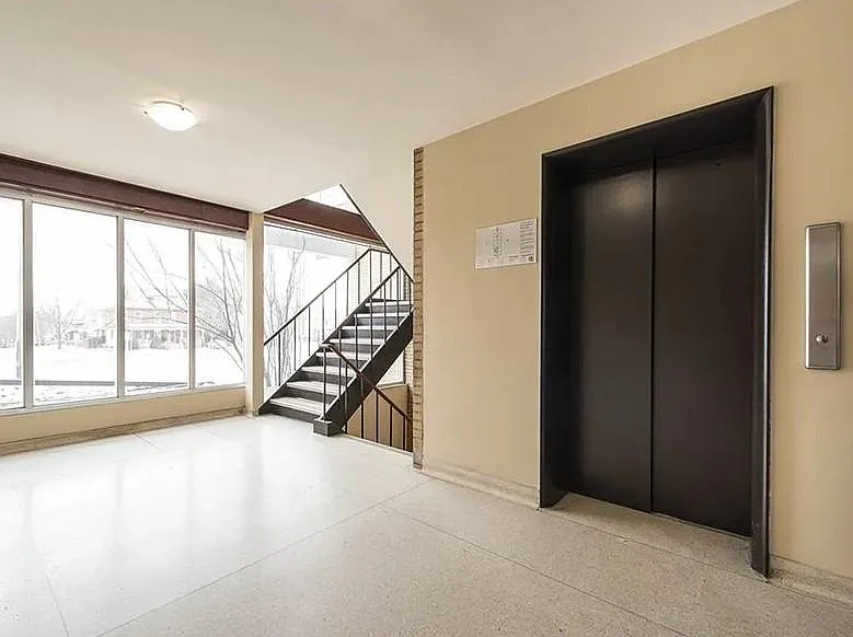 300 Mary St N #104