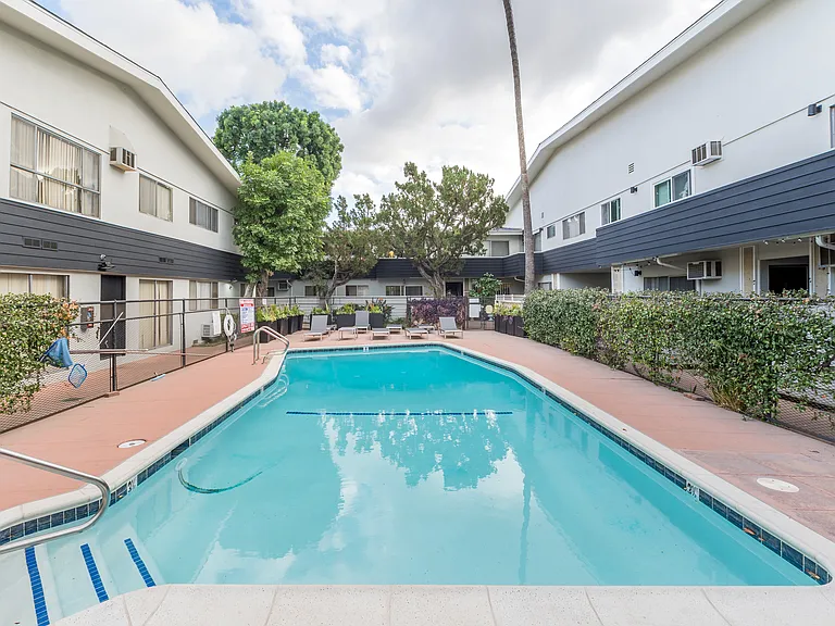 400 N Los Robles Avenue — Photo 10