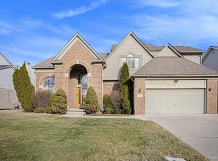 630 Clairpointe Woods Dr, Detroit, MI 48215