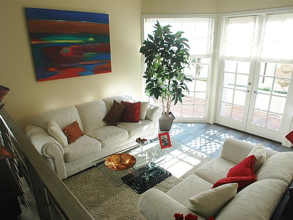 4th image of 15 W Arrellaga St APT 4