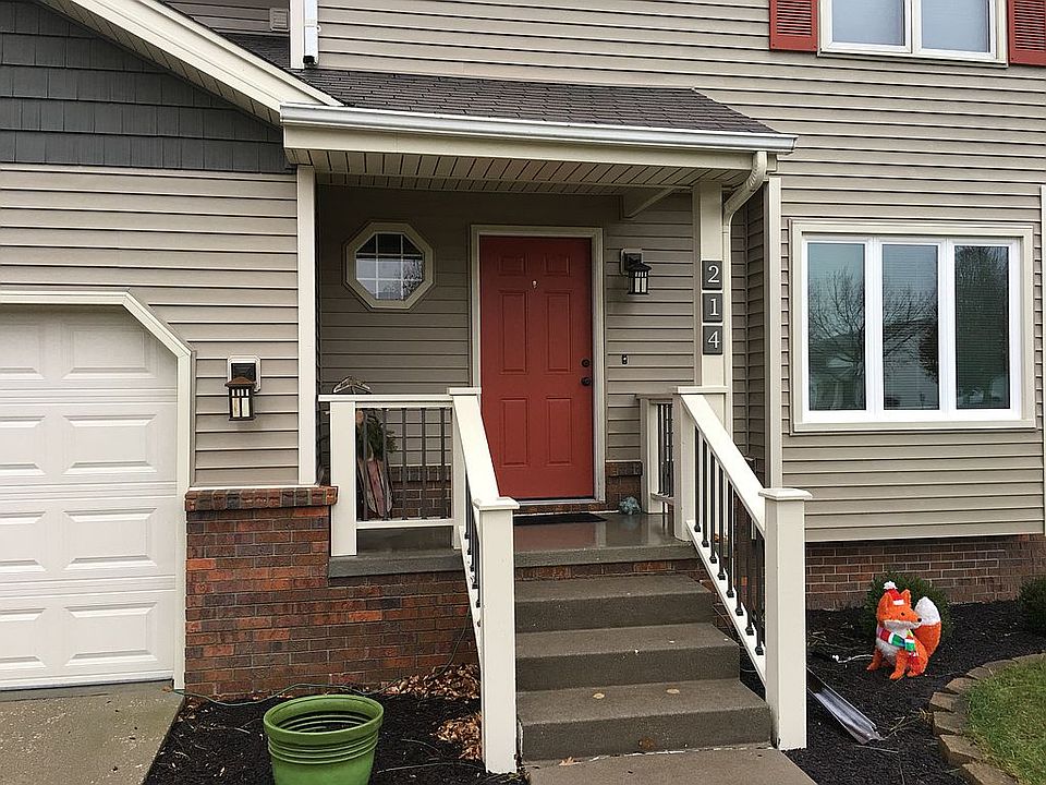 2nd image of 214 NW Cedarwood Dr
