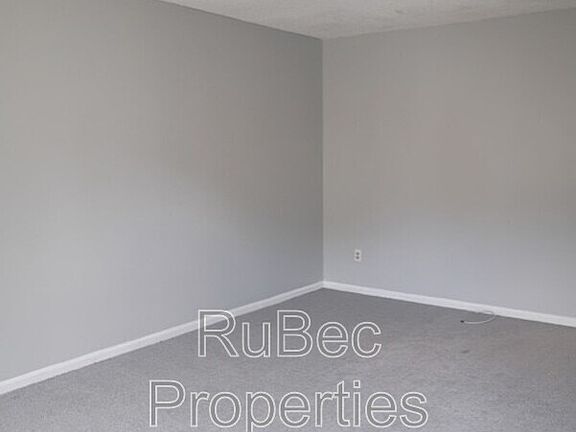 3rd image of 913 Nottingham Dr APT 33