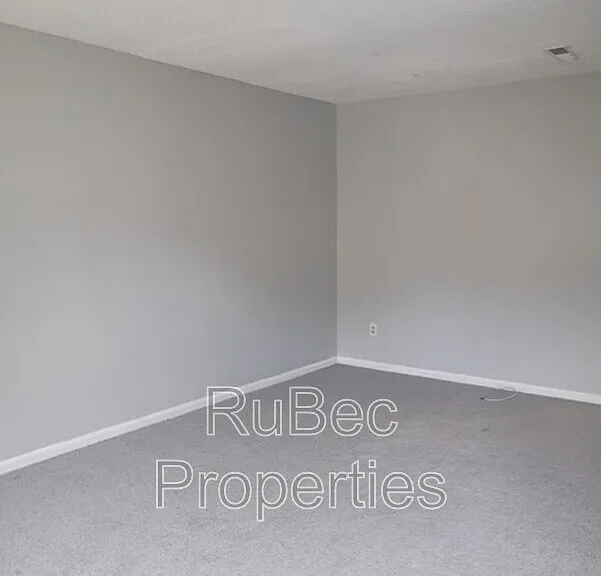 913 Nottingham Dr #33 — Photo 3