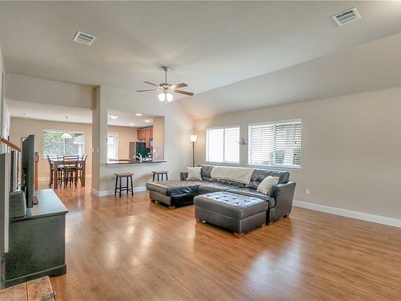 4th image of 1049 Twin Estates Dr